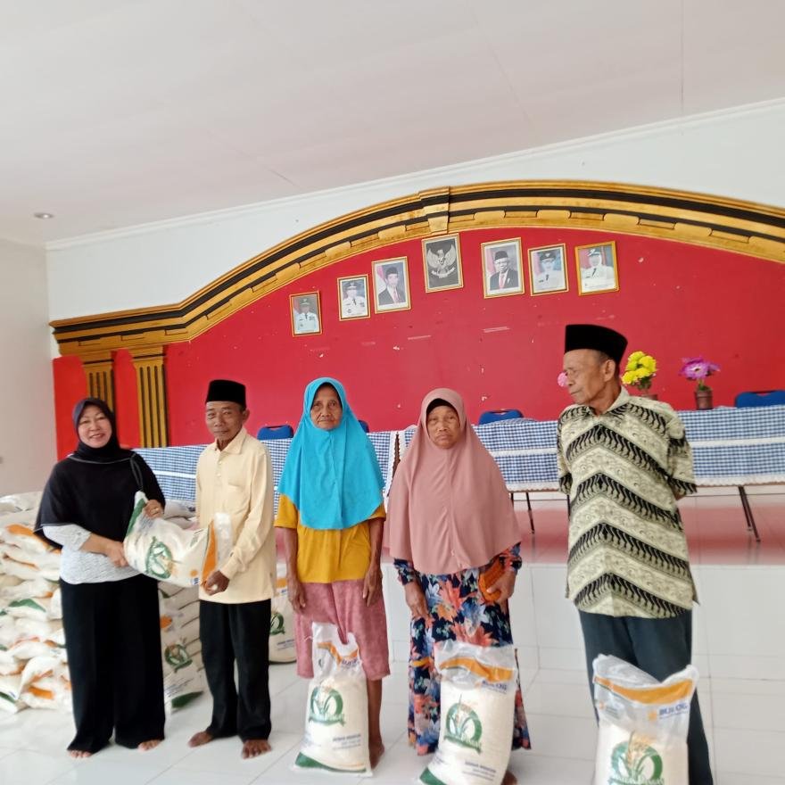 Pemdes Gedung Boga Salurkan Bantuan Pangan CPB 2023